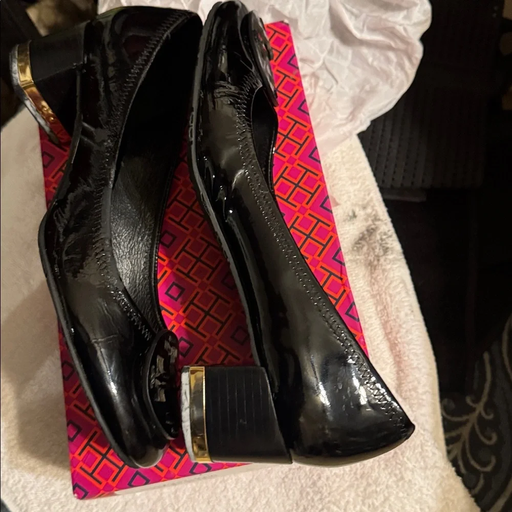 Tory Burch Black Patent Low Heel - Picture 5 of 6